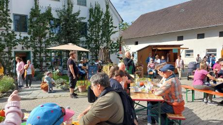 Das gute Wetter und das Bio-Grillgut lockte viele Besucher und Besucherinnen zum Hoffest von Regens Wagner in Holzhausen.