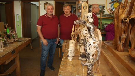 Peter Klughammer (links) und Anton Egger präsentieren gedrechselte Holzkreationen.