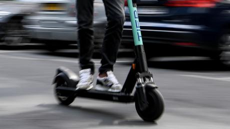 Ein 42-Jähriger wird in Bäumenheim von der Polizei kontrolliert. Einen E-Scooter darf er schon längst nicht mehr fahren. 
