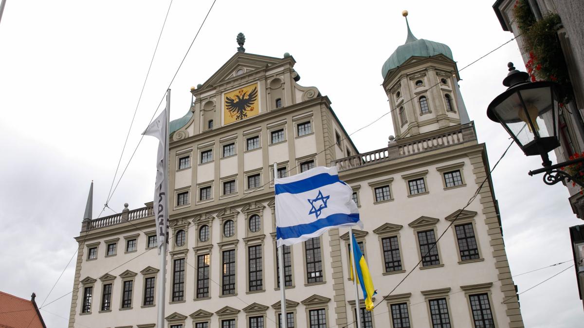 Israel-Flagge vor dem Augsburger Rathaus heruntergerissen