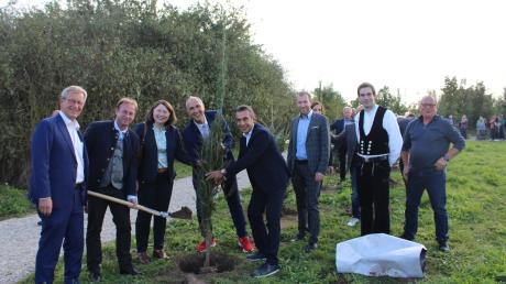 Erwin Taglieber und einige seiner Gäste pflanzten anlässlich der Eröffnung des neuen Umweltpfad auf dem Firmengelände eine Baumreihe.