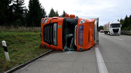 Ein Lastwagen ist bei Setzingen auf die Autobahn gekippt.