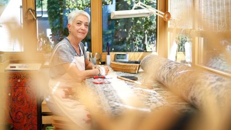 Carmen Sendelbach, die einzige selbstständige Teppichrestaurateurin in Deutschland, in ihrer Werkstatt in Gerlenhofen. 