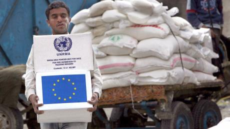 Ein Palästinenser trägt Kartons mit Lebensmitteln der Vereinten Nationen und aus Europa in ein UN-Verteilungscenter für Flüchtlinge. 