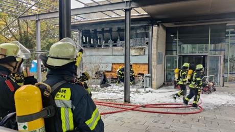Die Feuerwehr ist am Montagvormittag zu einem Brand in der Universität Augsburg ausgerückt.