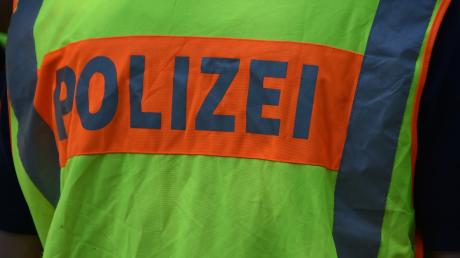 Die Polizei meldet eine Unfallflucht im Bereich des Kreisverkehrs an der B2 bei Mertingen.