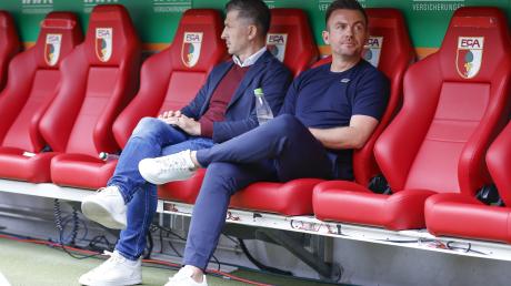 Enrico Maaßen (rechts) wird nach seiner Entlassung nicht mehr neben Sportdirektor Marinko Jurendic sitzen. Nun sucht der FC Augsburg einen Nachfolger.