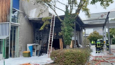 Ein Brand hat am Montagvormittag an der Wirtschaftswissenschaftlichen Fakultät der Universität Augsburg großen Schaden angerichtet.