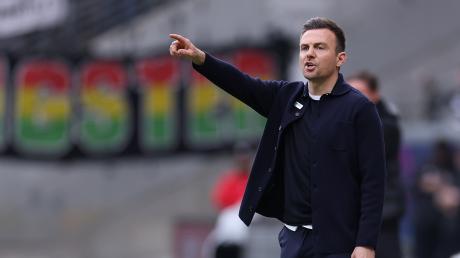 Enrico Maaßen kündigte einen "offensiven Spielstil" an. Am Ende blieb davon wenig. Am Montag entließ der FC Augsburg den Trainer.