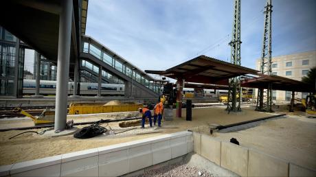 Am Ulmer Hauptbahnhof wird gerade gearbeitet, ein neuer Zugang soll entstehen. Das hat Auswirkungen auf den Zugverkehr.