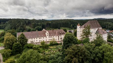 Weil das denkmalgeschützte Hohe Schloss in Bad Grönenbach aus Sicht der Kreisheimatpfleger und der Unteren Denkmalschutzbehörde von besonderer Bedeutung ist, unterstützt der Landkreis die Sanierung bis 2026 jährlich mit 25.000 Euro. 