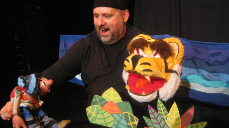 Die Abenteuer eines Piratenkids schildert Daniel Ruf mit seinem Puppentheater La Favola beim Piratenfasching im Diedorfer Theater Eukitea.