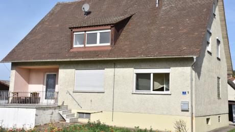 In diesem Wohnhaus in Wemding sollen bis zu 15 Flüchtlinge untergebracht werden. Anwohner und Stadt halten dies für unangemessen.