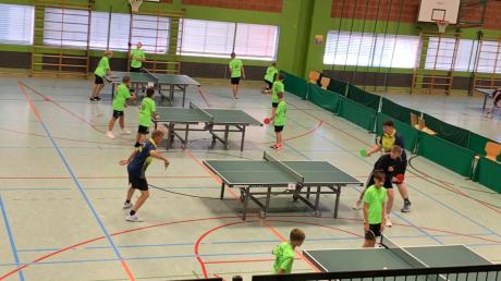Der Tischtennisnachwuchs beim Einspielen für das Qualifikationsturnier für die Bezirkseinzelmeisterschaft.