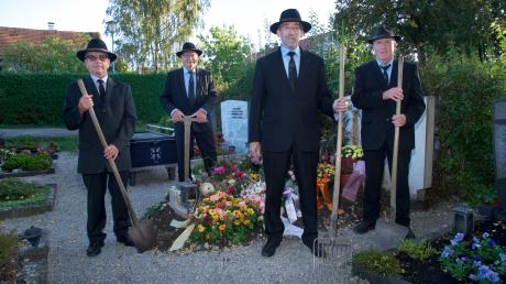 Die Geltendorfer Totengräber sind (von links) Wolfgang Leipold, Heinrich Rauch, Wolfgang Kurz und Andreas Gleissner, nicht auf dem Bild ist Richard Miller. Sie richten am Kirchweihmontag ein Totengräbertreffen aus.
