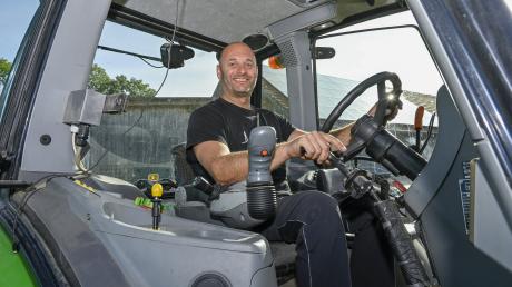 Landwirt Ulrich Schmölz aus Engratshofen sitzt im Rollstuhl und hat einen Lift, um in seinen Traktor zu gelangen. Im Cockpit gibt es für Gas und Bremse einen Handgriff.