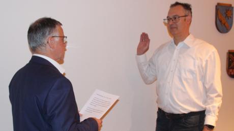 Bürgermeister Günther Pfefferer (links) vereidigte den neuen Stadtrat Markus Mayinger.