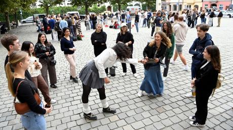 Kennenlernaktion Pantomime: Auf dem Elias-Holl-Platz stellten die Erstsemester Jennifer Hartfelder (l) und Lisa Weber (r) pantomimisch das Thema "Diebstahl" dar.   