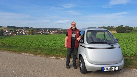 Stolz fährt Helmut Knoblach aus Aindling mit seinem Microlino durch das Wittelsbacher Land.