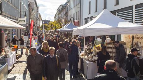 Am Sonntag haben in Neuburg die Geschäfte geöffnet. Auf dem Schrannenplatz und in den Straßen  der Innenstadt ist Dult. 
