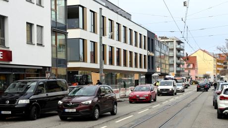 Die Bgm.-Aurnhammer-Straße in Göggingen soll seit vielen Jahren als Stadtteilzentrum neu gestaltet werden. Nun kommt womöglich etwas Bewegung in die Angelegenheit. 