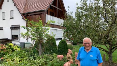 Michael Merkle lebt seit den 1950er-Jahren in der Simpertstraße in der Friedberger Pius-Häusler Siedlung. Mit den anderen Siedlern steckte er viel Eigenleistung in die Bauten. Sein Haus ist im Hintergrund zu sehen. 