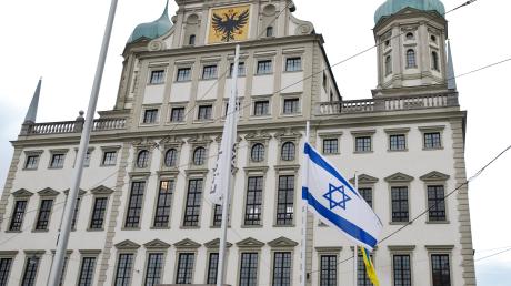 Momentan weht vor dem Augsburger Rathaus eine etwas kleinere Israel-Flagge. Bald soll sie durch ein größeres Modell ersetzt werden.