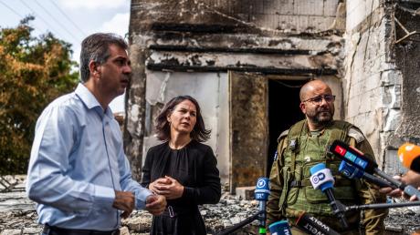 Eli Cohen (links), Außenminister von Israel, im Gespräch mit Annalena Baerbock, Die Außenministerin  hat Israel und seiner Bevölkerung nach dem blutigen Angriff der islamistischen Hamas die deutsche Solidarität versichert. 