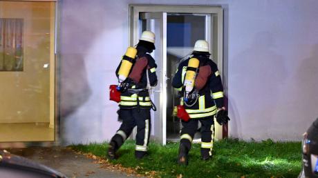 Feuerwehrleute rücken in ein Mehrfamilienhaus vor, nachdem am Samstagmorgen plötzlich ein Brand ausbricht.