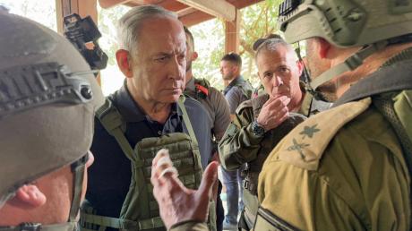 Benjamin Netanjahu (M), Ministerpräsident von Israel, spricht während seines Besuchs im Kibbutz Be'eri und im Kibbutz Kfar Aza mit Mitgliedern der Israel Defense Forces (IDF).  
