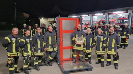 Im Rahmen einer Feuerwehrübung wurde eine Spezial-Türe offiziell in Betrieb genommen. 