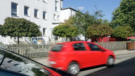 Vor der Kita Heilig Geist in Augsburg-Hochzoll wird zu schnell gefahren, beklagen Eltern.