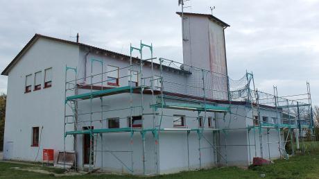 Derzeit laufen die Anbauerweiterungsarbeiten am Herbertshofer Feuerwehrhaus deren Kosten sich zum jetzigen Zeitpunkt auf 350 000 Euro belaufen.
