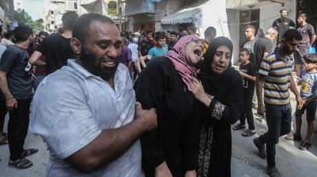 Palästinenser verlassen weinend das Flüchtlingslager al Shati nach einem israelischen Luftangriff.  