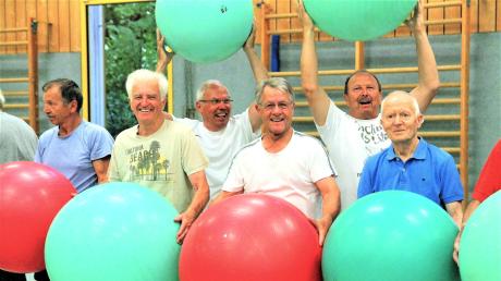 Günter Kammerer (Dritter von links) mit Mitgliedern der Senioren-Gymnastikgruppe, die er heute als 80-Jähriger noch leitet.
