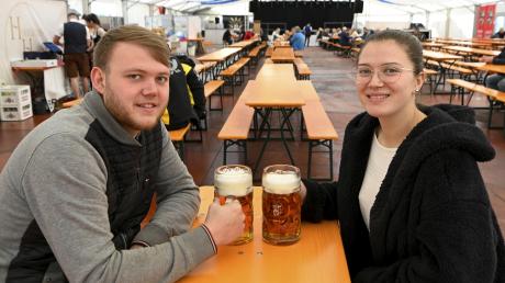 Die neuen Festzeltbetreiber Philipp Hilckmann und Elisabeth Terekhov ( Hubertushof in der Frinhaberau) sind mit dem ersten Wochenende in Lechhausen zufrieden.                                      