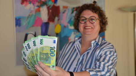 Christiane Muschiol-Moser aus Babenhausen hat beim Bilderrätsel unserer Zeitung richtig kombiniert und 1000 Euro gewonnen. Gesucht war der Begriff "Parfümwolke".  