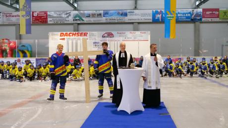 Pfarrer Claus Förster und Kaplan Marco Leonhart weihten die neue Eisfläche und Bandenanlage des ESVT, während die rund 150 Aktiven andächtig in einer Reihe auf dem Eis standen.
