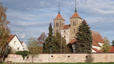 Die evangelisch-lutherische Pfarrkirche St. Maria und St. Godehard in Auhausen gehörte ehemals zum Benediktinerkloster Auhausen.