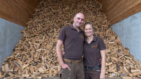 Benedikt und Theresa Wecker arbeiten beide in ihrem Brennholzbetrieb in Eresried.