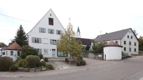 Im Rahmen der Dorferneuerung Rettenbach soll unter anderem eine
Neugestaltung des Vorplatzes der Gemeindehalle erfolgen, wo das Schlössle (links) und der ehemalige Gasthof Kreuz einbezogen werden. Dazu ist die Gemeinde auf eine Förderung angewiesen.  