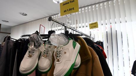 Im Kleiderlädle in Meitingen sollen wie hier im BRK-Laden in Gersthofen gebrauchte Kleider und Schuhe zu günstigen Preisen zu kaufen sein.