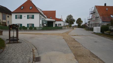 Im Ortsteil Niederaltheim wurden 400 Meter Wasserleitungen verlegt. Teilweise wurde die Asphaltfeinschicht bereits aufgebracht, wo sich der Kanalbau anschließt wurde nur eine Schotteroberfläche befestigt. 