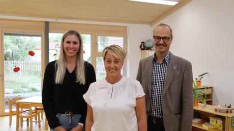 Hofstettens Bürgermeisterin Ulrike Högenauer (Bildmitte), BRK-Leiter Andreas Lehner und Kindergartenleitung Sabine Kroiß (seit 2020 Leitung) freuen sich über die Investitionen in den Kindergarten.