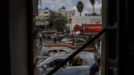 Palästinenser inspizieren die Zerstörung des Krankenhauses, bei dem viele Zivilisten getötet wurden.