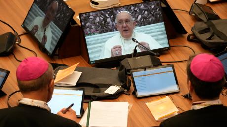 In einer ersten Runde der Weltsynode sprachen Bischöfe und auch einige Laien über mögliche Reformen in der katholischen Kirche. Im Herbst gibt es ein erneutes Treffen.
