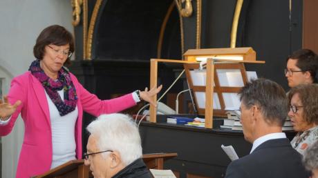 Seit 30 Jahren leitet Andrea Hutzler den Kirchenchor des Kaisheimer Marienmünsters. Jetzt wurde dieses Jubiläum in einem Festgottesdienst besonders gewürdigt.