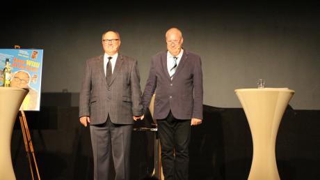 Jürgen Lechner (links) und Bernd Zoels brachten in hoher Schlagzahl Heinz-Erhard-Pointen auf die Blossenauer Bühne. Der tiefgründige Witz des großen Humoristen sorgte für einen Lacher nach dem anderen.