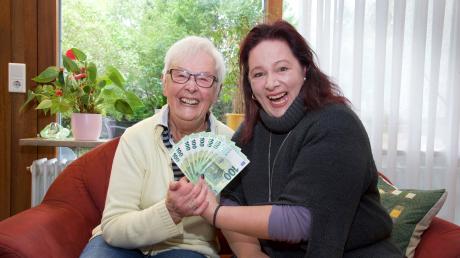 AZ-Bilderrätsel Gewinnerin Anja von Pelet freut sich mit ihrer Mutter Waltraud Schweyer über den Gewinn von 1000 Euro.