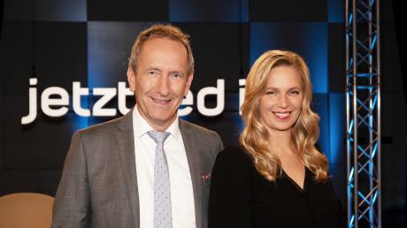 Tilmann Schöberl und Franziska Eder moderieren die Sendung "jetzt red i" im Bayerischen Fernsehen.